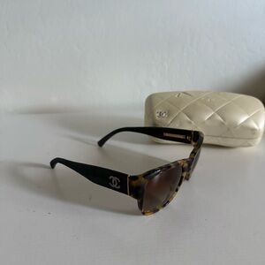 Chanel Tortoiseshell Cat Eye Sunglasses Tweed Arms Gold CC Logo Italy